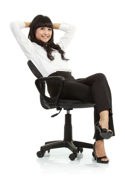 Linda jovem mulher sentada em uma cadeira — Fotografia de Stock