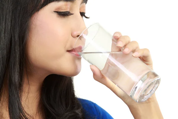Красивая женщина пьет воду — стоковое фото