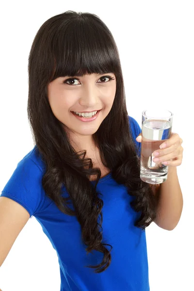 Bella ragazza beve acqua dal vetro — Foto Stock