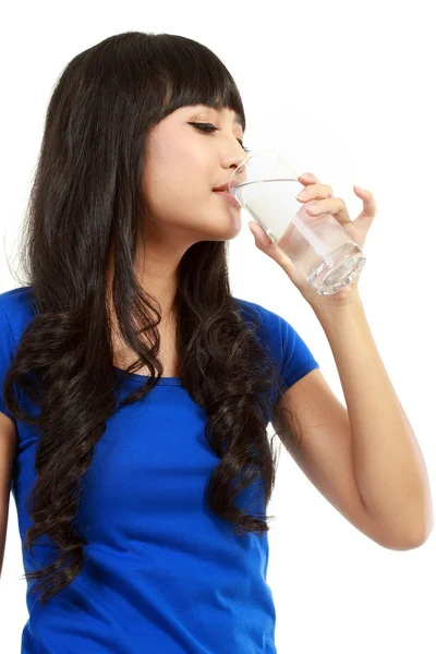 Mooi jong meisje drinkt water uit glas — Stockfoto
