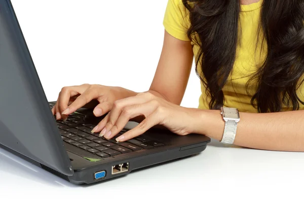 Immagine tagliata di una giovane donna che lavora su un computer portatile — Foto Stock