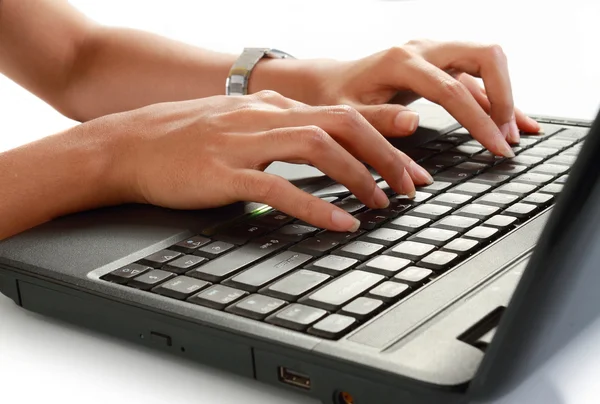 Genç bir dişi bir dizüstü bilgisayarda yazarak görüntü kesme — Stok fotoğraf