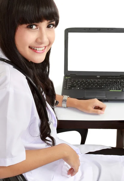 Médecin travaillant avec un ordinateur portable — Photo