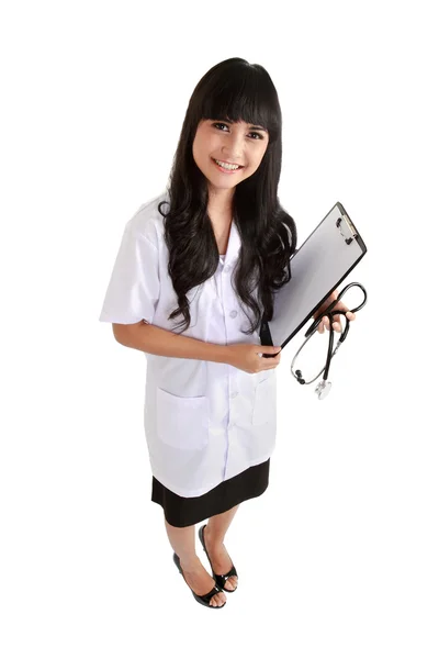 Женщина-врач держит планшет — стоковое фото