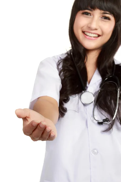 Lächelnde Krankenschwester begrüßt Sie — Stockfoto