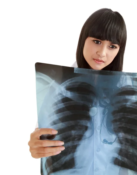 Sestra při pohledu na rentgen hrudníku pacientů — Stock fotografie