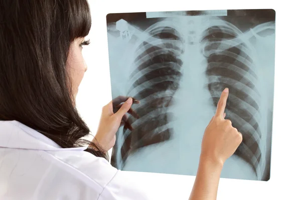 Doctora cuidadosamente radiografía de paciente — Foto de Stock