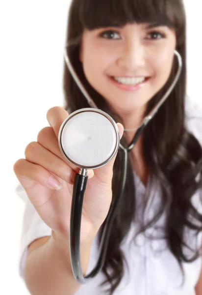 Медсестра або лікар тримає стетоскоп — стокове фото