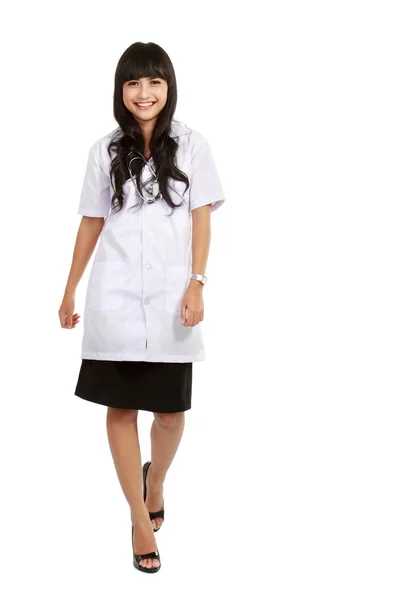 Młody lekarz stojący pełnej długości — Zdjęcie stockowe