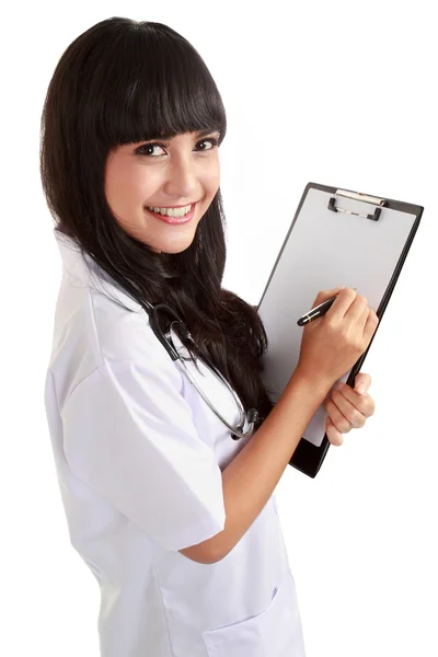 Женщина-врач пишет на планшете — стоковое фото