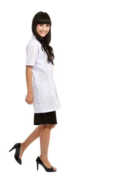Giovane medico in piedi in piena lunghezza — Foto Stock