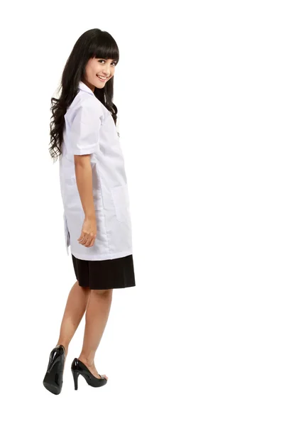 Giovane medico in piedi in piena lunghezza . — Foto Stock