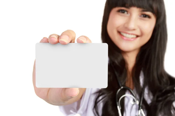 비즈니스 카드를 보여주는 젊은 의사 여자 — 스톡 사진