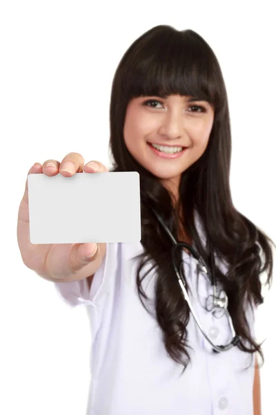 Iş kartı gösteren genç tıp doktoru kadını — Stok fotoğraf