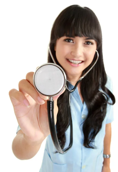 Médico femenino mostrando estetoscopio — Stockfoto