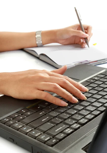 Kvinna skriva en bok och skriva sin laptop — Stockfoto