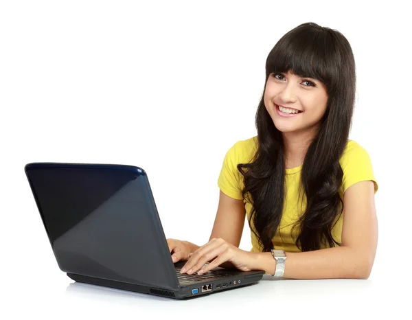 Mulher sorridente bonita com laptop — Fotografia de Stock