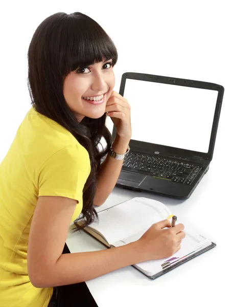Vrouwelijke student met een laptop en -laptops — Stockfoto