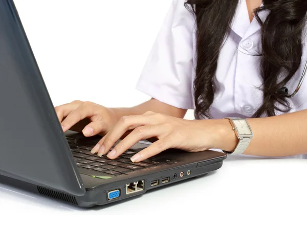 Médecin féminin travaillant avec un ordinateur portable — Photo