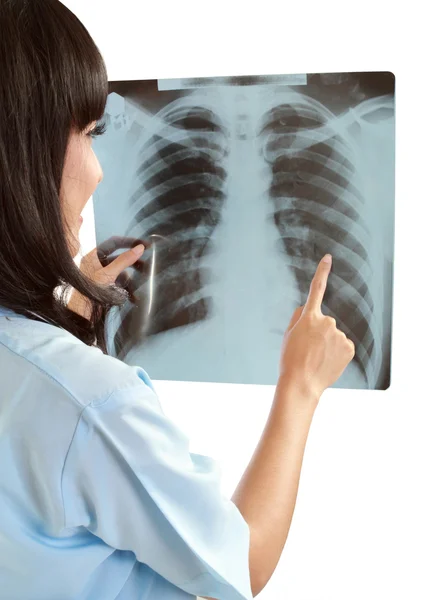 Doctora cuidadosamente radiografía de paciente — Foto de Stock