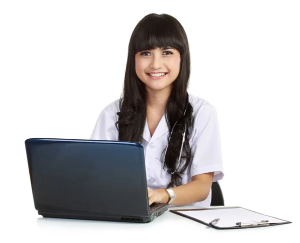 Χαμογελώντας ιατρός που εργάζεται με laptop — Φωτογραφία Αρχείου