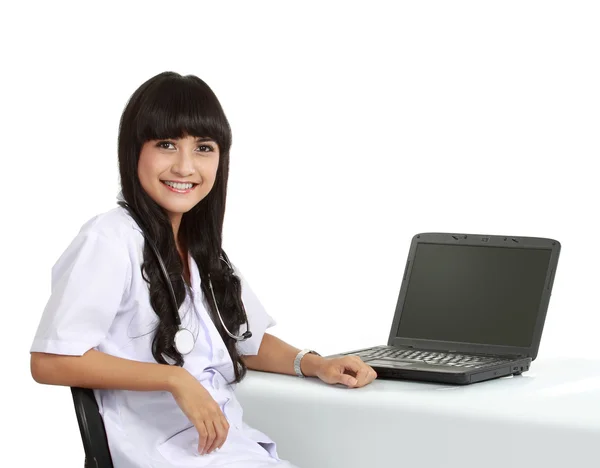 Kadın doktor iş başında dizüstü bilgisayar kullanmak — Stok fotoğraf
