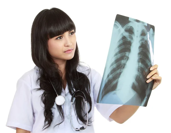 Női orvos ránézünk egy röntgen — Stock Fotó