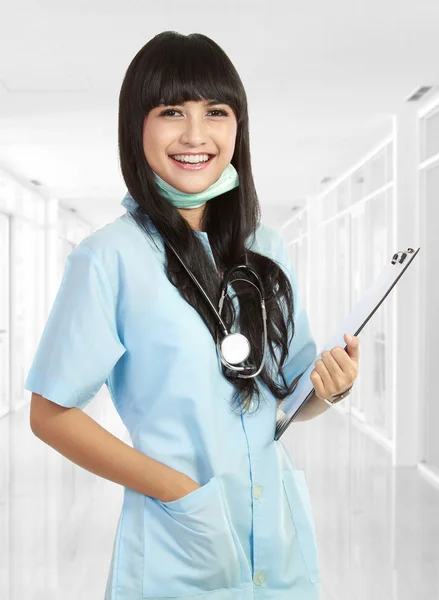 Enfermeira médica sorridente com estetoscópio . — Fotografia de Stock