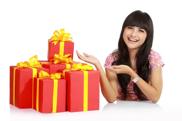 Привлекательная азиатская Санта женщина с большим количеством подарков коробки . — стоковое фото