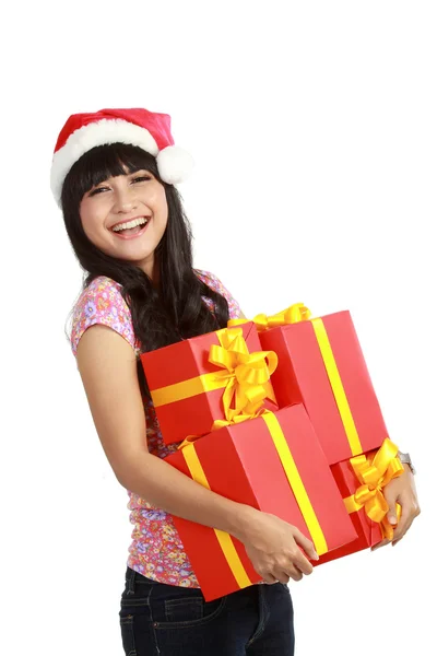 Mulher em Santa chapéu segurando presentes de Natal — Fotografia de Stock