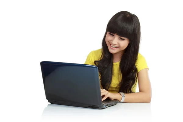 Bela mulher asiática usando laptop — Fotografia de Stock