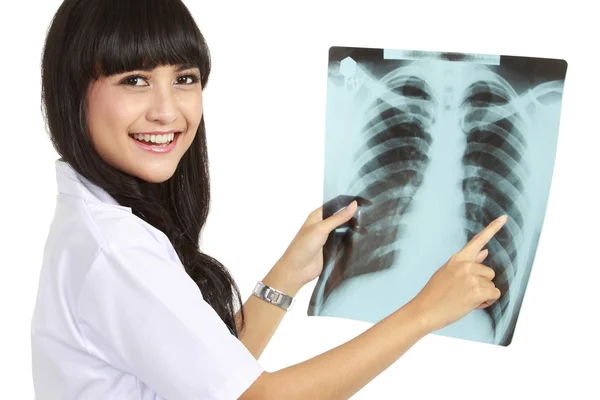 Krankenschwester betrachtet Röntgenbild — Stockfoto