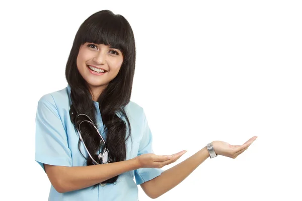 Enfermeira mostrando espaço de cópia — Fotografia de Stock