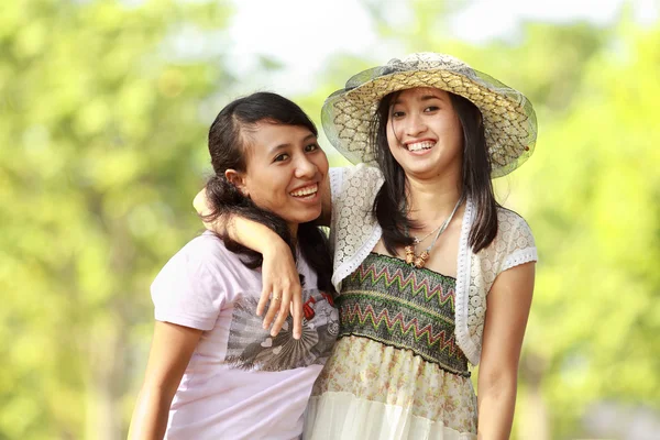 Happy girl friends smiling together — Stock Photo, Image