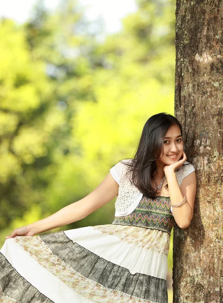 Schönes Mädchen in grüner Natur — Stockfoto