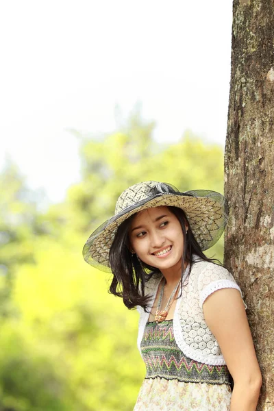 Feliz chica asiática sonriendo en el parque — Foto de Stock