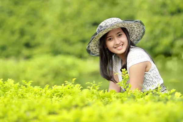 Молодая женщина отдыхает в саду — стоковое фото