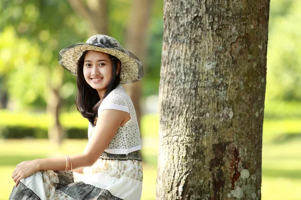 Junge schöne asiatische Frau lächelt und entspannt — Stockfoto