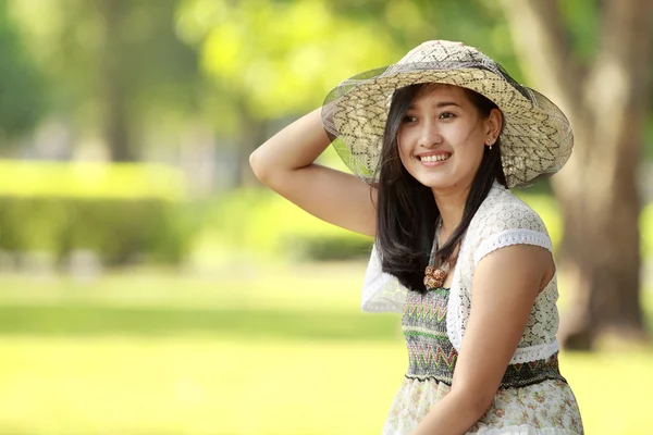 Азиатская молодая женщина улыбается — стоковое фото