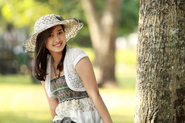 Ung vacker asiatisk kvinna ler — Stockfoto