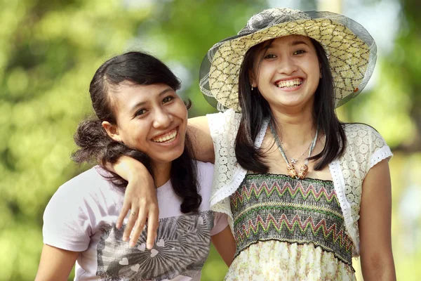 Multi etnische vriend glimlachend buiten — Stockfoto