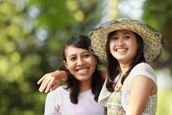 Multi etnische vriend glimlachend buiten — Stockfoto