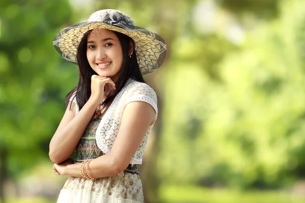 年轻的亚裔女子微笑户外 — 图库照片