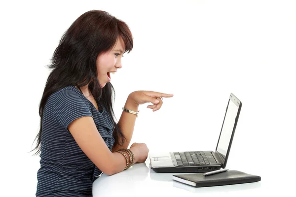 Smilling nő a laptop — Stock Fotó