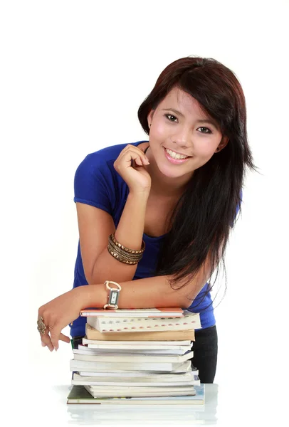 Asiatisk kvinna med böcker isolerad på vit — Stockfoto