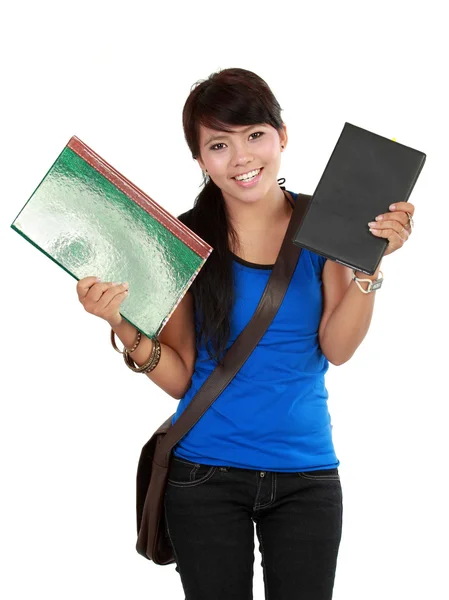 Vacker ung asiatisk kvinna hänger en bok — Stockfoto