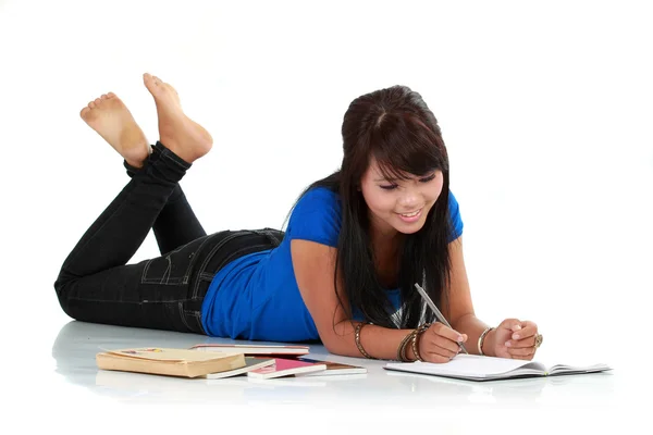 Jonge lachende Aziatische vrouw met boek en pen geïsoleerd — Stockfoto