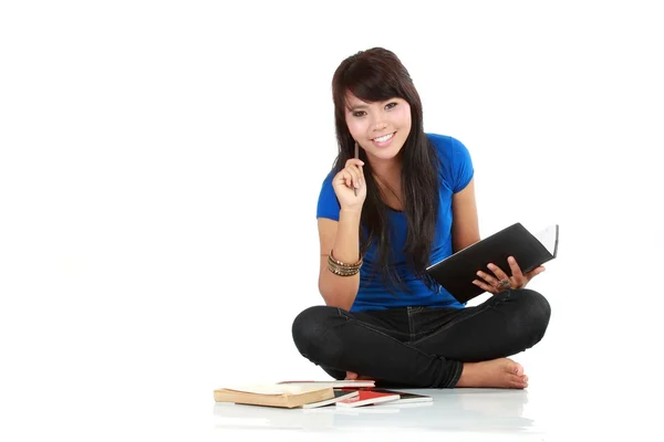Donna asiatica sedersi e scrivere un libro con sfondo isolato — Foto Stock