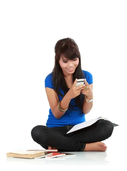 Симпатичная девушка с телефоном в руках — стоковое фото