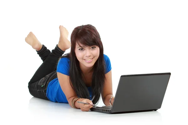 Όμορφη ασιατικές νεαρή γυναίκα με φορητό υπολογιστή πάνω από το λευκό φόντο. — Φωτογραφία Αρχείου
